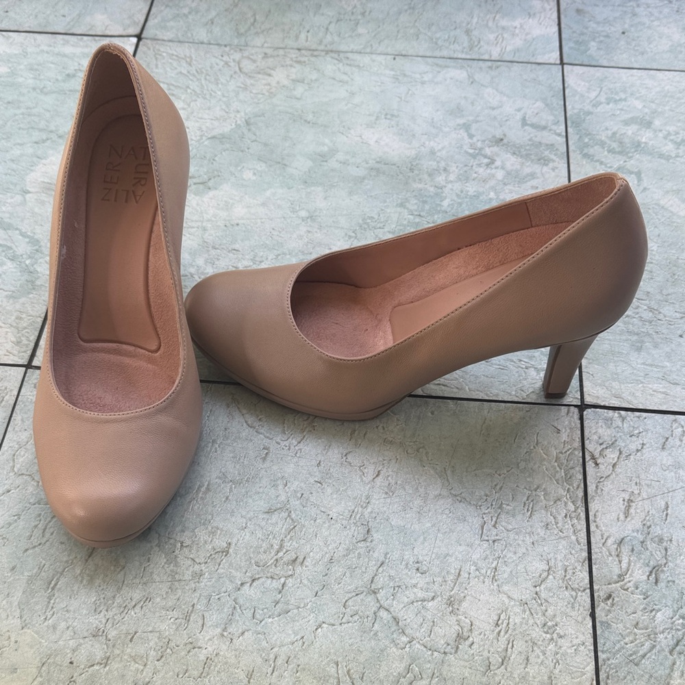 Naturalizer Creme Brulee Leather pump. Size 6.5W.